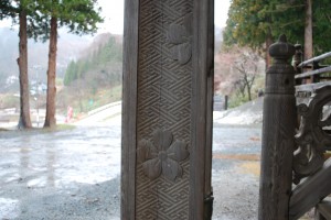 寺紋の桜が彫刻された柱