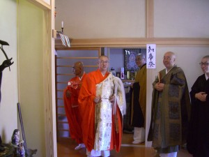 新命和尚（緋衣）と御本寺願成寺様（緑衣）