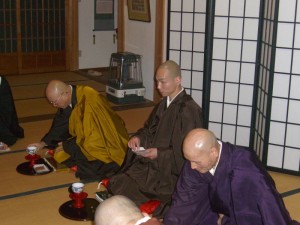 行茶　（中央が晃輝師）