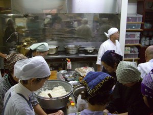 典座寮　　戒弟飯台（食事）は元大本山総持寺典座・小金山泰玄老師率いる典座寮員の手作りでした