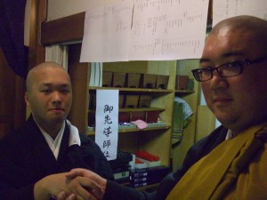 幕裏にて　　ねぎらう拙僧