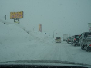 国道脇には雪の壁